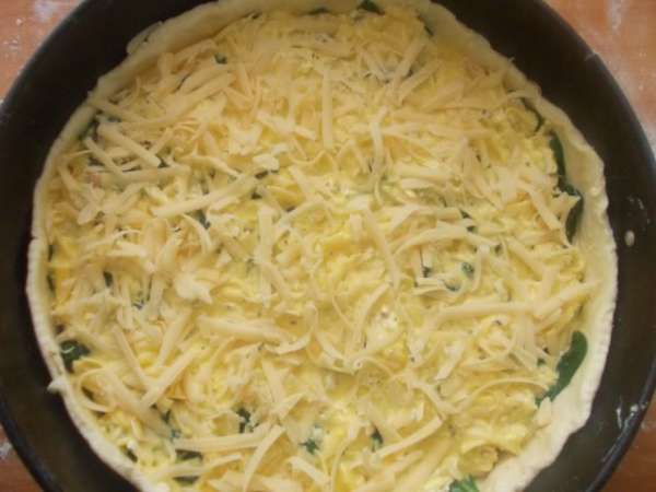 Затем зальем все яйцами с сыром и травками, сверху я ещё присыпала сыром потертым.