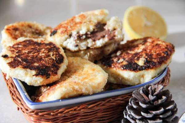 Подавать сырники можно с вареньем или сметаной. Но и без какого-либо сопровождения они великолепны!