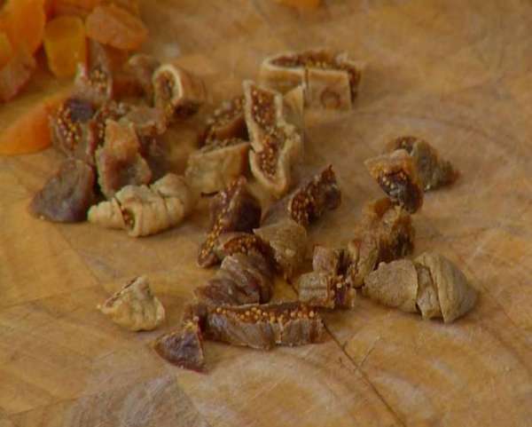 Курагу и инжир нарезать небольшими кусочками. Курагу и инжир нарезать небольшими кусочками.