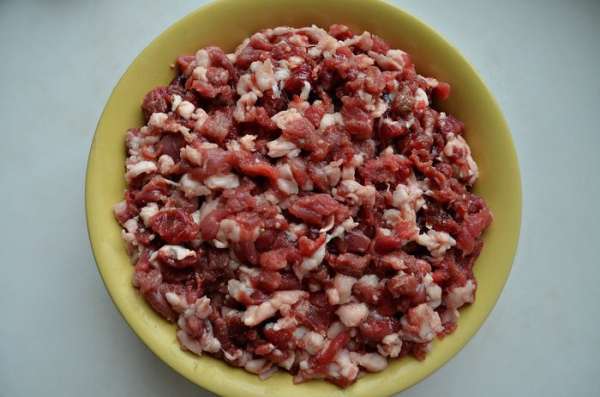 Мясо необходимо нарезать мелкими кусочками. Если баранина недостаточно жирная, то лучше добавить грамм 100 мелко рубленного курдючного жира. Мясо необходимо нарезать мелкими кусочками. Если баранина недостаточно жирная, то лучше добавить грамм 100 мелко рубленного курдючного жира.