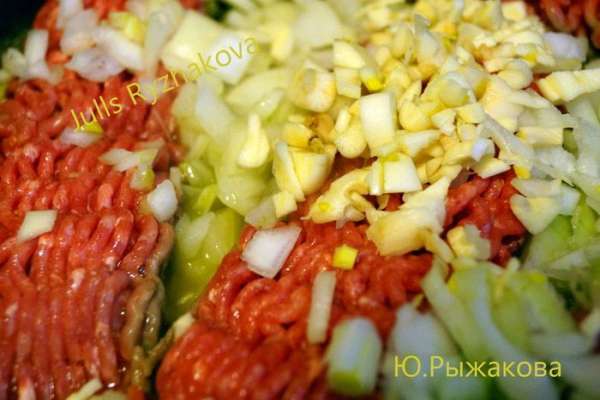 Начинаем готовить мясной соус болоньезе. 
Разогреваем на сковороде оливковое масло, обжариваем говяжий фарш. Добавляем мелко порезанный лук и чеснок.
