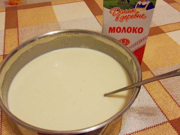 Тесто получится однородное, не густое. Если тесто получилось густоватое, добавьте немного минеральной воды. 