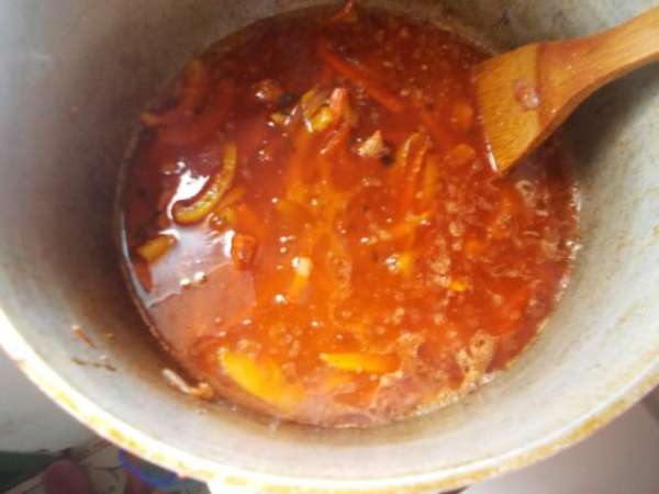 Затем наливаем воды или бульона, чтобы она покрывала овощи с мясом. Тушим пол часа. Затем наливаем воды или бульона, чтобы она покрывала овощи с мясом. Тушим пол часа.