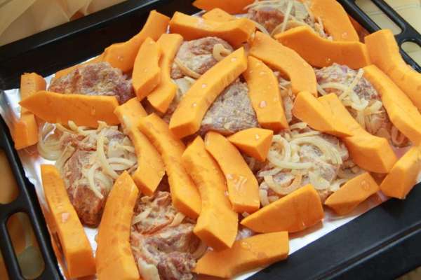 На противень, застеленный фольгой (потом легче мыть), выложить мясо с луком и соусом, между  уложить тыкву. Кусочки тыквы сбрызнуть оливковым маслом.