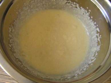 Массу хорошо вымесить с помощью миксера.
Массу хорошо вымесить с помощью миксера.