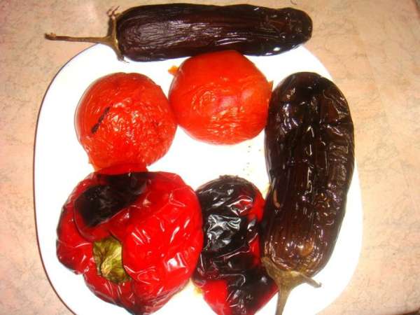 Порезать овощи небольшими кубиками.