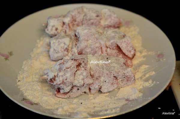 В муку добавить сухой тимьян, мясные специи по вкусу, кайенский перец щепотку. Обвалять каждый шашлык с 2 х сторон в муке со специями. В муку добавить сухой тимьян, мясные специи по вкусу, кайенский перец щепотку. Обвалять каждый шашлык с 2 х сторон в муке со специями.