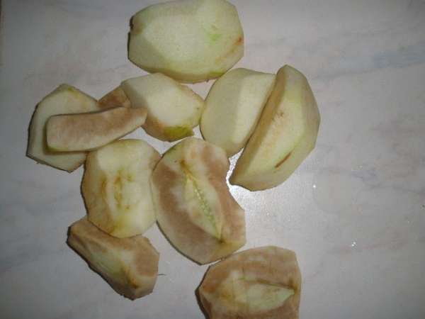 Яблоки очисить от кожуры, вырезать сердцевину и натереть на терке. Я измельчила в блендере - так и быстрее и безопаснее для пальцев