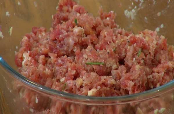 Приготовить фарш: к мясу с луком добавить замоченную булочку, яйцо, 1 ст. ложку натертого сыра, измельченный чеснок, листья тимьяна и розмарина, посолить, поперчить и перемешать. Приготовить фарш: к мясу с луком добавить замоченную булочку, яйцо, 1 ст. ложку натертого сыра, измельченный чеснок, листья тимьяна и розмарина, посолить, поперчить и перемешать.