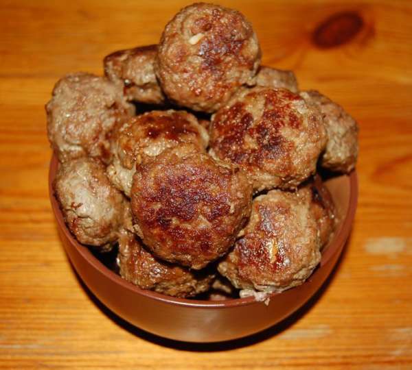 Сделать божьих коровок из свежих помидорок черри и консервированных чёрных оливок. 
Для этого томатики черри разрежьте пополам. Одну из половинок разрежьте ещё раз - это будут крылья. Немного подрежьте крылья впереди. Из чёрных оливок сделайте голову и точки на крыльях.  
