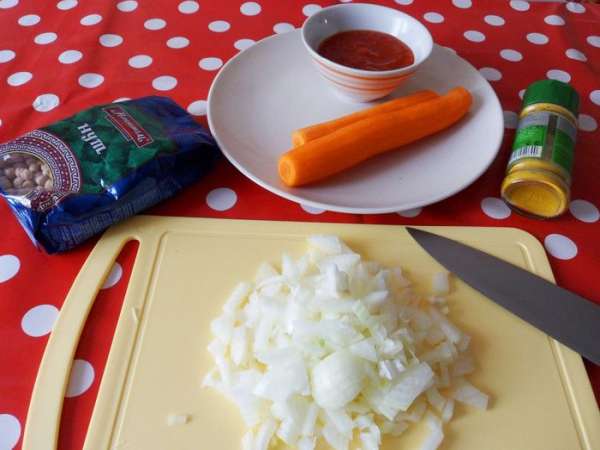 Пока варится нут, можно заняться подготовкой необходимых продуктов. Репчатый лук нарезать мелкими кусочками.