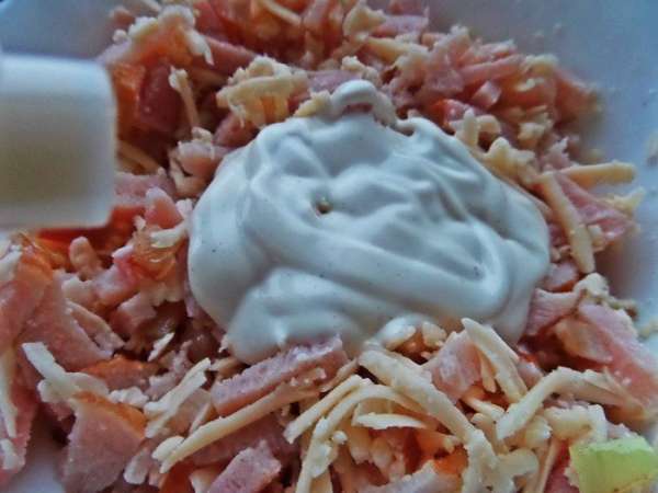 Мясо и сыр перемешать со сметаной или майонезом для связки и сочности.