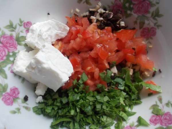 Порезать половинку помидора, шпинат и добавить творог, посолить по вкусу.