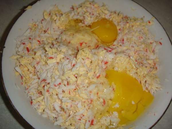 Посолить по вкусу, добавить яйца и тщательно все перемешать. Посолить по вкусу, добавить яйца и тщательно все перемешать.