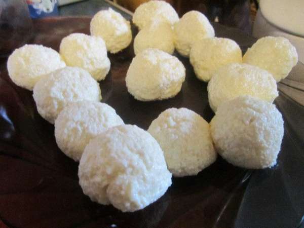 творог лучше брать сухой(у меня домашний)
перетираем с яйцами, сахаром,солью и манкой ...оставляем на 30 мин..
когда прошло 30 мин ..делаем из творожной массы шарики творог лучше брать сухой(у меня домашний)
перетираем с яйцами, сахаром,солью и манкой ...оставляем на 30 мин..
когда прошло 30 мин ..делаем из творожной массы шарики