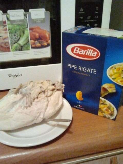 Отвариваем:
- ракушки (Barilla) альденте (мин. 10), 
- креветки минут 5,
- куриную грудку -  30-45 минут,
