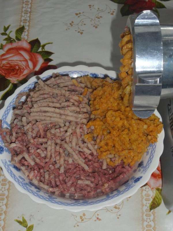 Пропускаем через мясорубку обжаренные овощи. Пропускаем через мясорубку обжаренные овощи.
