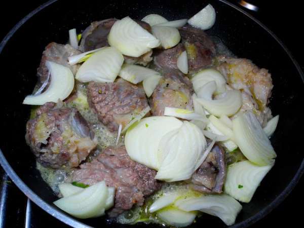 На разогретую сковороду налить несколько ложек оливкового масла. Мясо отжать, посолить, поперчить и обжарить на сковороде в течение нескольких минут, добавить лук, нарезанный перьями. Все вместе обжаривать на небольшом огне, пока лук не станет прозрачным. На разогретую сковороду налить несколько ложек оливкового масла. Мясо отжать, посолить, поперчить и обжарить на сковороде в течение нескольких минут, добавить лук, нарезанный перьями. Все вместе обжаривать на небольшом огне, пока лук не станет прозрачным.