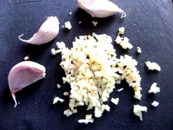 Чеснок мельчим (количество по Вашему вкусу).
