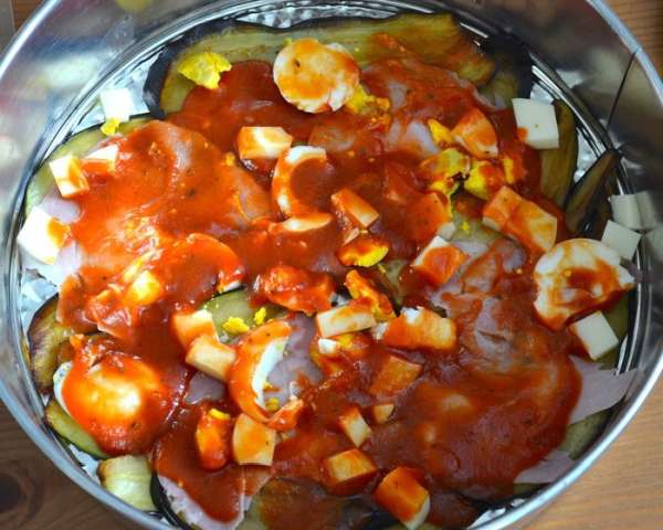 Затем выложить сверху нарезанный кусочками сыр и кружочки яиц. Обильно смазать томатным соусом. Повторять таким образом слои запеканки до окончания ингредиентов. Несколько долек яйца оставить для финального украшения... Затем выложить сверху нарезанный кусочками сыр и кружочки яиц. Обильно смазать томатным соусом. Повторять таким образом слои запеканки до окончания ингредиентов. Несколько долек яйца оставить для финального украшения...