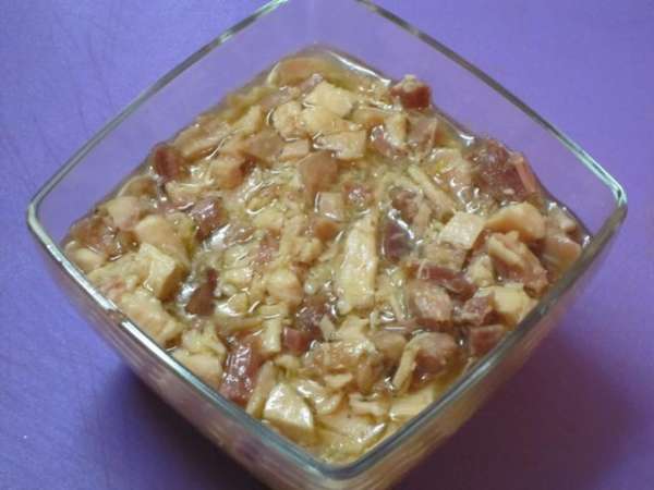 Затем перелить куриное мясо вместе с соком в любую тарелку. Я вылила в стеклянный салатник. Остудить. Затем перелить куриное мясо вместе с соком в любую тарелку. Я вылила в стеклянный салатник. Остудить.