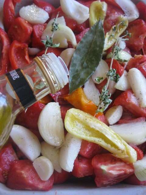 Добавить оливковое масло.
* В ингредиентах указала - по вкусу, количество регулируйте сами, я налила примерно 150 гр.
Все хорошо перемешать. Добавить оливковое масло.
* В ингредиентах указала - по вкусу, количество регулируйте сами, я налила примерно 150 гр.
Все хорошо перемешать.