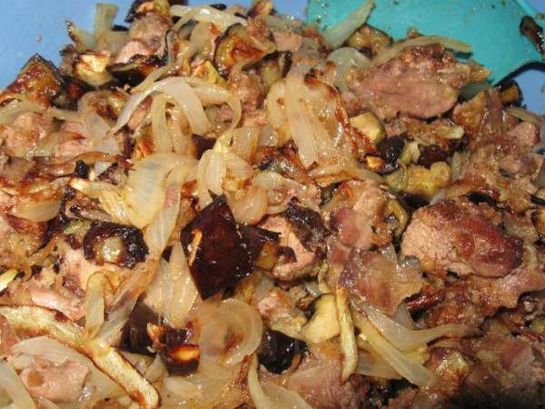 Печенку смешиваем с баклажаном и луком. 