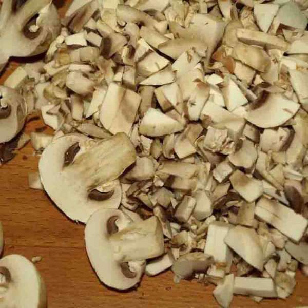 Шампиньоны нарезать кубиками. Шампиньоны нарезать кубиками.