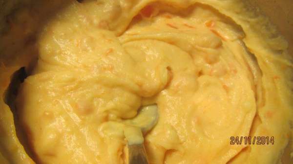 Из моркови и картофеля делаем пюре. Солим, перчим по вкусу, добавляем мускатный орех и яйца (я взяла 2 крупных, вполне достаточно, на мой взгляд, т.е. берем 2 крупных или 3 мелких).
