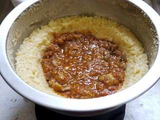Заполнить своболное место курицей с соусом. 
