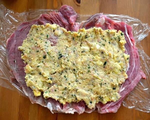 Равномерно распределить начинку по подготовленному куску мяса. Сверху присыпать кедровыми орешками и изюмом (по желанию, я не добавляла).