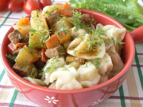  в глубокую тарелку выложить манпар -варенное тесто
Залить мясным соусом.
