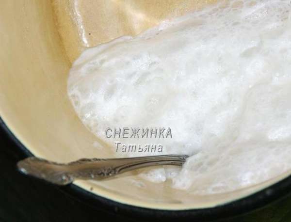 Оставшуюся сыворотку ставим обратно на огонь, даём закипеть. Всыпаем в неё соду, быстро размешиваем до образования пены. Оставшуюся сыворотку ставим обратно на огонь, даём закипеть. Всыпаем в неё соду, быстро размешиваем до образования пены.