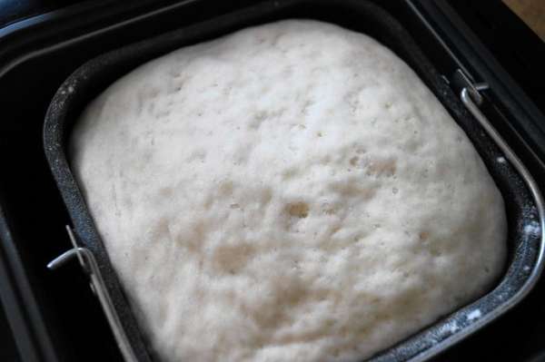 В съемную чашу хлебопечки выкладываем продукты и ставим чашу в хлебопечку. Выбираем программу 'Тесто' и через 1,5 часа у нас будет мягкое и нежное дрожжевое тесто.