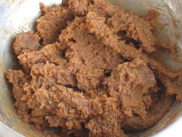 Начинка: Смешать сахар с корицей и кофе, добавить сливочное масло комнатной температуры. Хорошо перемешать до однородного состояния.