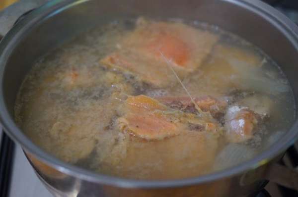 То, что мы готовим дальше, называется 'poached salmon' или лосось пашот (способ варки). Уменьшить огонь до минимума, выложить лосось в сотейник и закрыть крышку, через 5 минут выключить огонь, оставить на 10 минут рыбу в бульоне. Не забудьте выключить огонь!