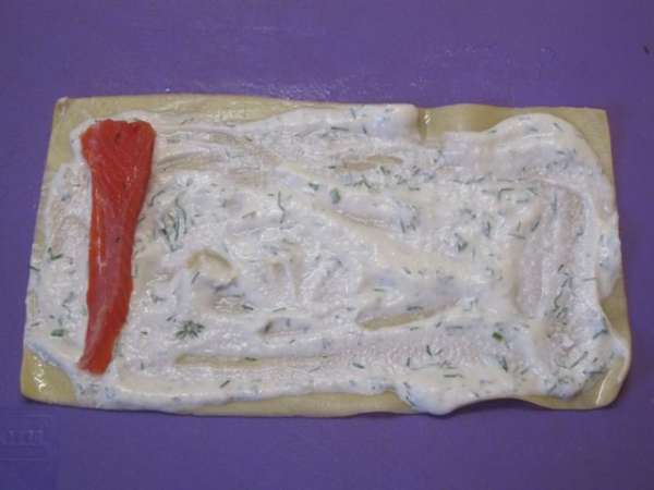 Выложить кусочки рыбы. Выложить кусочки рыбы.