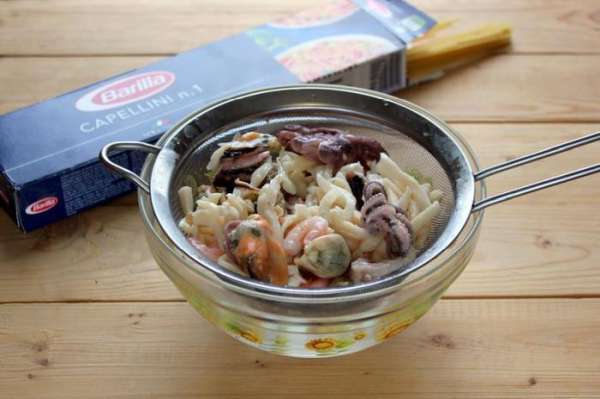С морского коктейля из ассорти морепродуктов слейте лишнее масло. С морского коктейля из ассорти морепродуктов слейте лишнее масло.