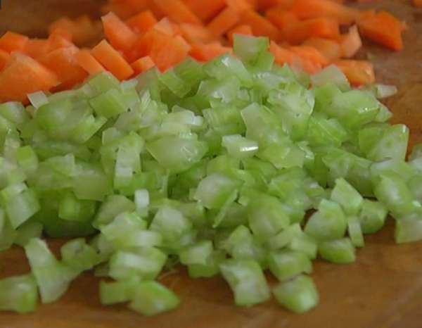 Сельдерей нарезать маленькими кусочками. 