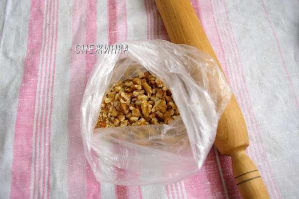 Орехи измельчаем на крупные кусочки. Я побила скалкой, положив орехи в пакет. Орехи измельчаем на крупные кусочки. Я побила скалкой, положив орехи в пакет.