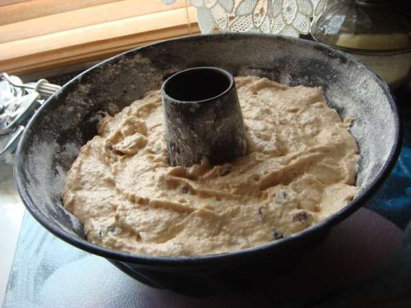 Смазать форму маслом и посыпать мукой, выложить тесто.