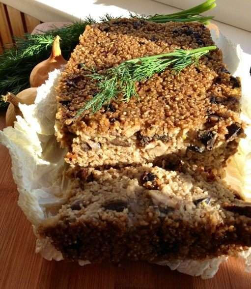 И вот такая у него красивая корочка. 
Получился вкусный и ароматный, а главное полезный и диетический ячневый каравай. Вкусен как в теплом, так и в холодном виде. Хорошо нарезается и не разваливается. 
С таким караваем можно импровизировать: грибы заменить каким-нибудь диетическим мясом, добавить овощи, сыр и т.д. Получится еще вкуснее и сытнее!