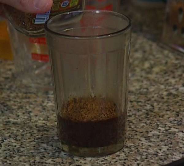 Кофе растворить в 50 мл теплой воды.
