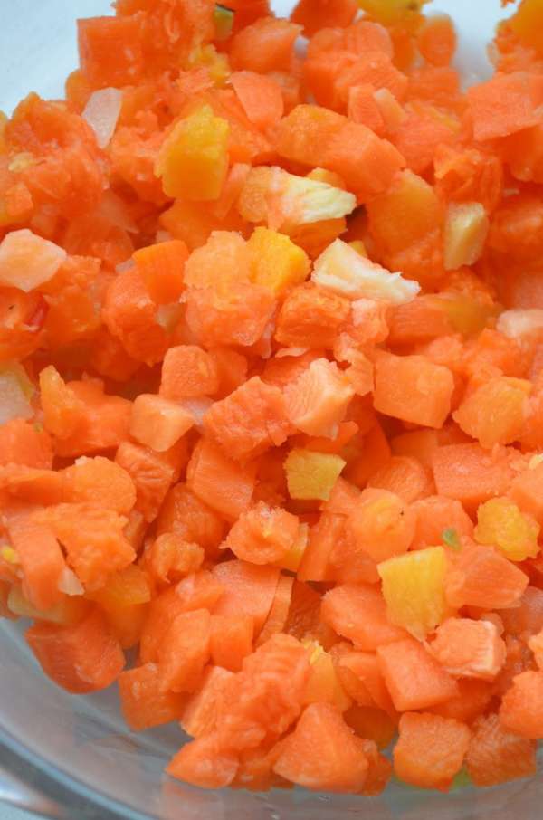 Нарежьте кубиками тыкву, морковь, помидор, картофель, цукини (кабачок) и болгарский перец.