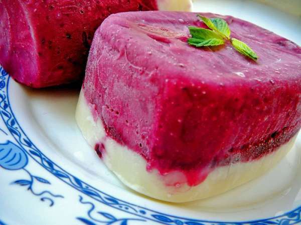 Еще особый приятный вкус мороженному придаст мята. Пюрируйте пару листиков мяты, а затем добавьте в один из слоев, желательно или в первый (смородиново-йогуртовый) или в последний йогуртовый. Еще особый приятный вкус мороженному придаст мята. Пюрируйте пару листиков мяты, а затем добавьте в один из слоев, желательно или в первый (смородиново-йогуртовый) или в последний йогуртовый.