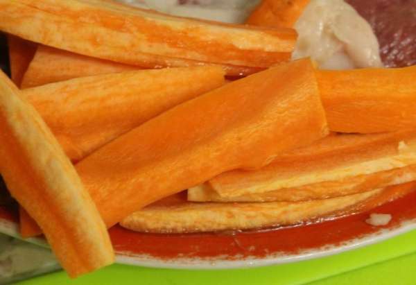 Морковь порезать брусочками. 