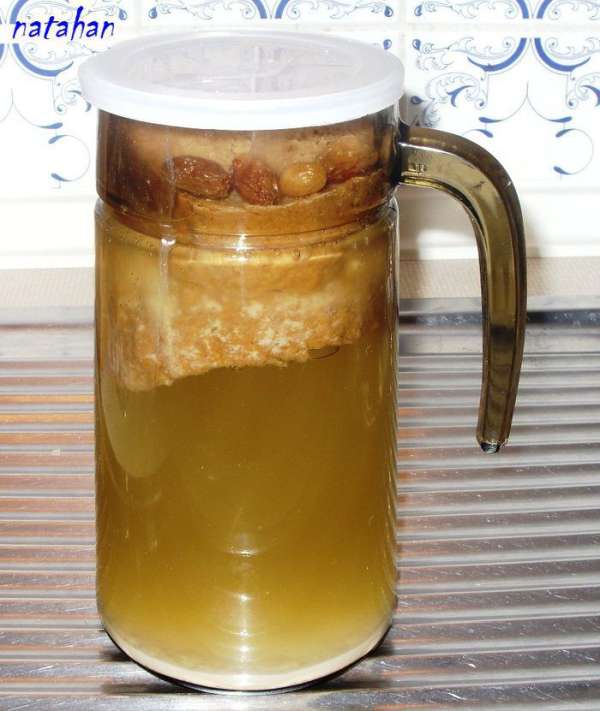 Для последующих порций (они вкуснее, т.к. постепенно улетучивается запах дрожжей): в кувшин с остатками на дне дрожжевой закваски и предыдущего кваса положить хлебные сухари и 2 ст.л. сахара. Залить всё это 1 литром тепловатой кипячёной воды. Оставить на сутки в тёплом месте и т.д. и т.п. Для последующих порций (они вкуснее, т.к. постепенно улетучивается запах дрожжей): в кувшин с остатками на дне дрожжевой закваски и предыдущего кваса положить хлебные сухари и 2 ст.л. сахара. Залить всё это 1 литром тепловатой кипячёной воды. Оставить на сутки в тёплом месте и т.д. и т.п.
