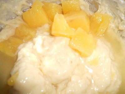 опару смешать с ананасами и сиропом, добавить мед, масло и яйцо