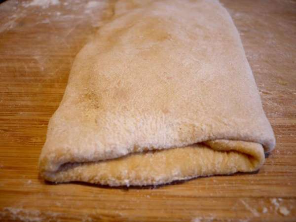 Теперь, начиная с более узкой стороны пласта, складываем тесто три раза. Вот что у нас получается. Теперь, начиная с более узкой стороны пласта, складываем тесто три раза. Вот что у нас получается.