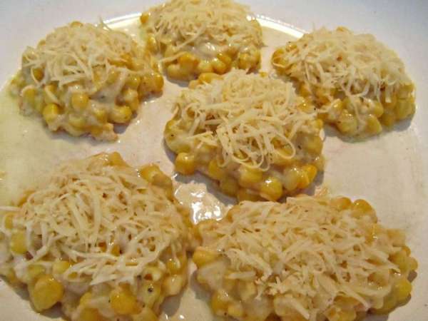 В сковороде растопить масло. Столовой ложкой выложить кукурузное тесто, слегка придавливая его. Полученный оладушек сверху посыпать сыром. Затем, накрыть крышкой, убавить огонь и оставляем на 5 мин готовиться. В сковороде растопить масло. Столовой ложкой выложить кукурузное тесто, слегка придавливая его. Полученный оладушек сверху посыпать сыром. Затем, накрыть крышкой, убавить огонь и оставляем на 5 мин готовиться.